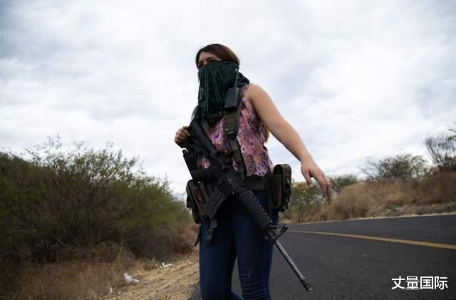 為抵禦販毒集團的血腥入侵 墨西哥一群婦女拿起瞭武器-圖4