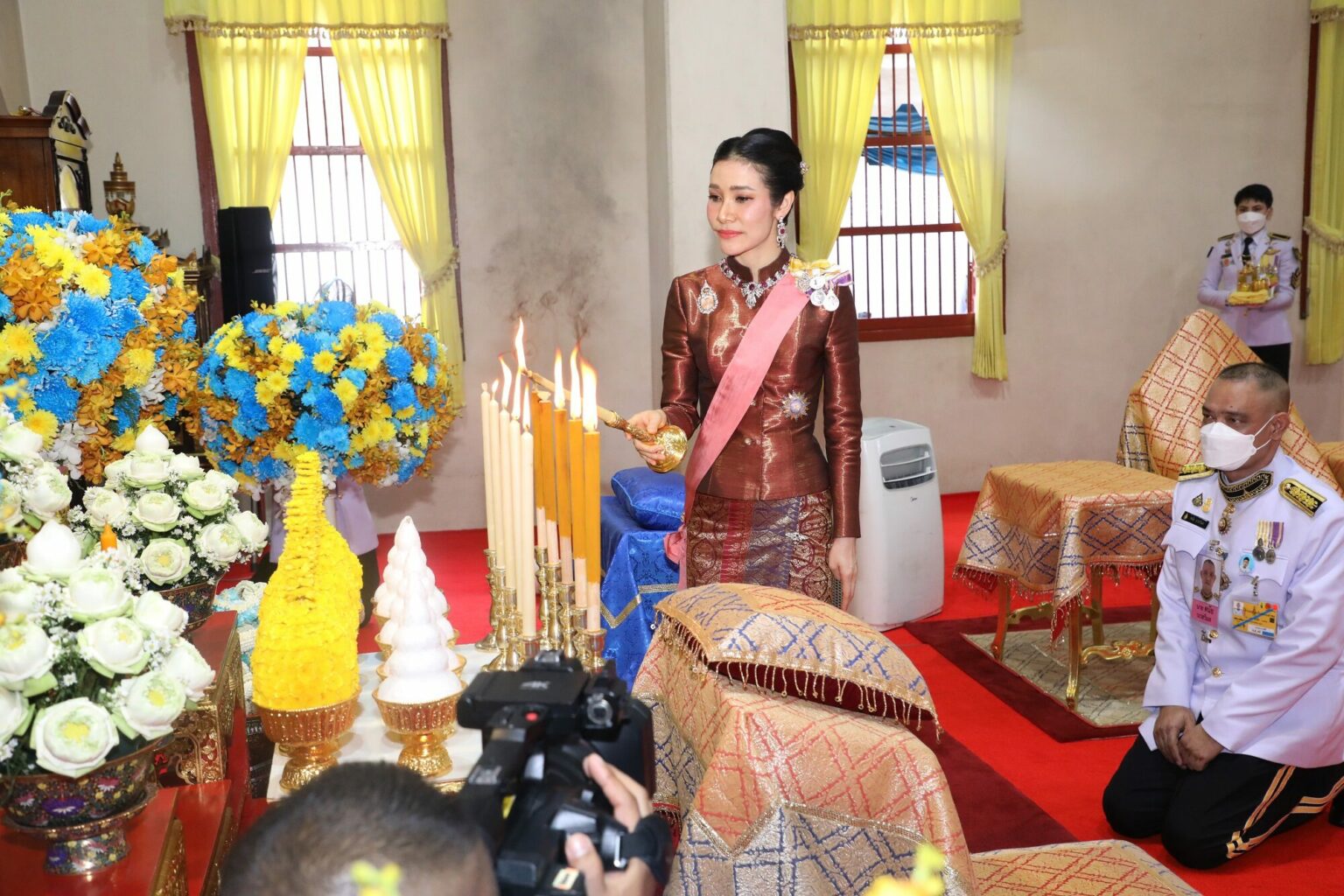 诗妮娜|诗妮娜独挑大梁单独亮相！枣红色紧身泰服显身材，尽显女主人姿态