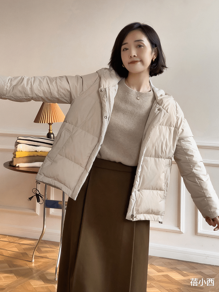 蓓小西 奔三奔四的女人，建议多穿“羽绒服”，下搭牛仔裤、半身裙真时髦