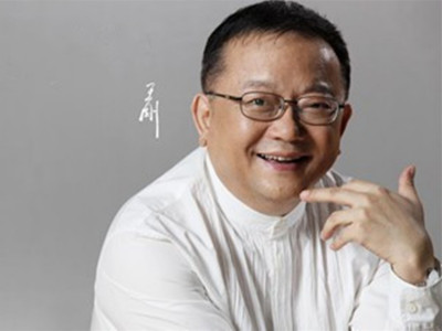 王刚|王刚：60岁老来得子，却因砸错古董索赔2亿，如今的他过得怎么样