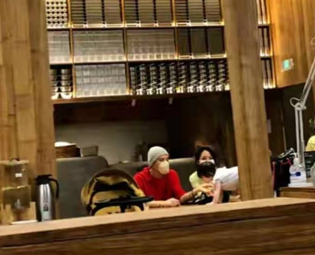 郭碧婷|向佐和郭碧婷带向芷外出聚餐，向芷在餐桌上开心玩耍，郭碧婷近照神采飞扬