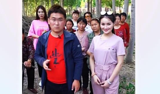 |直播界“笑王”姜涛，与三名漂亮女徒弟同框，合作演绎新作品