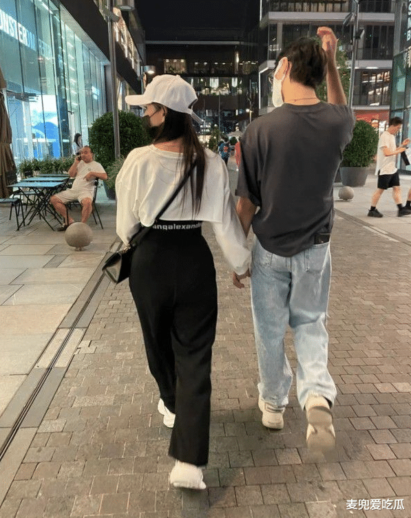 伊能静|伊能静与儿子牵手逛街？母子同框似姐弟，53岁保养得当似少女