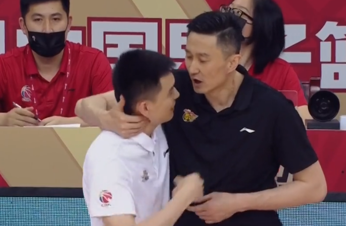 广东男篮|广东3连冠重建王朝！杜锋激动落泪，全队疯狂庆祝，辽篮球迷绝望