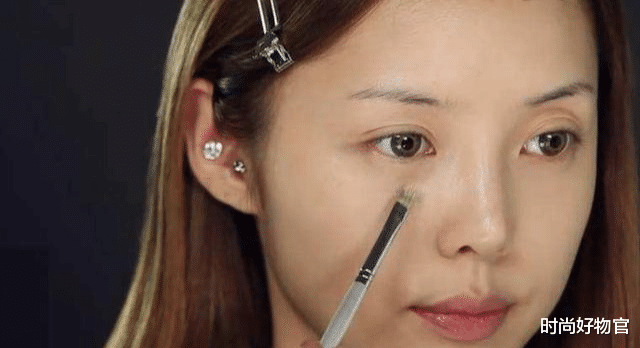 化妆|不懂化妆的女人，掌握这4个实用技巧，出门同样美得光彩照人