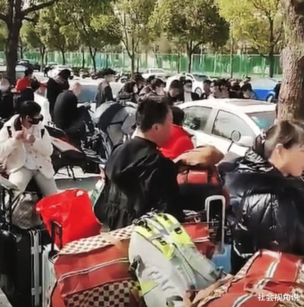 |浙江一工厂门前,挤满密密麻麻求职者,“工作1小时得30元”