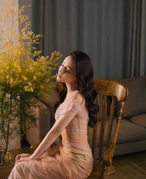 迪丽热巴|热巴太狠了，为显瘦把裙身勒到最紧，台上全程提着气，看着就累