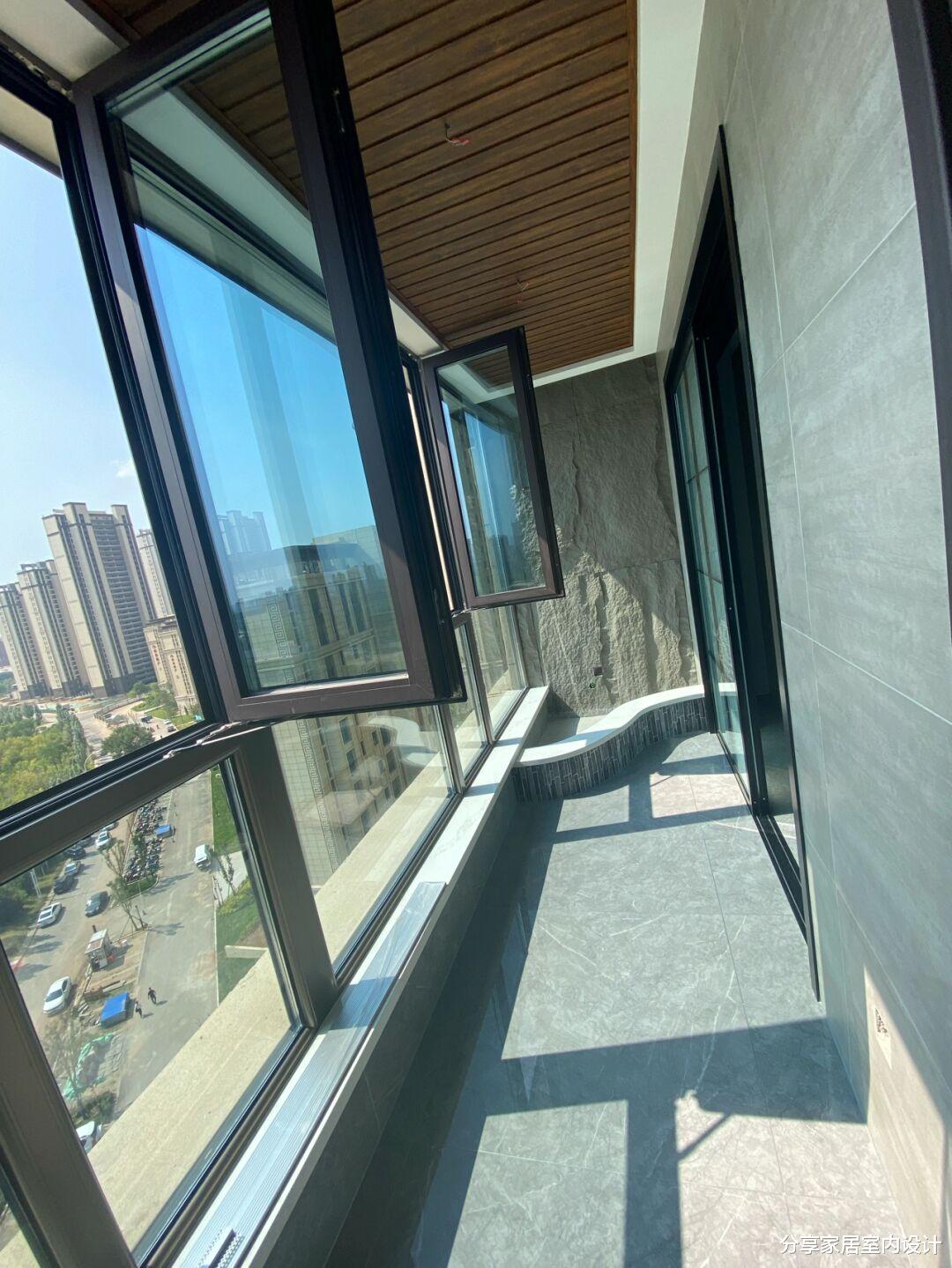 |越来越流行这样的装修：全屋地面铺灰色地砖，设计岩板悬空电视墙