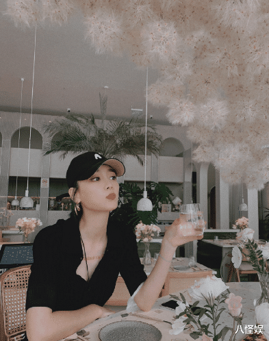 唐菀|曹云金官宣新恋情，前妻唐菀晒自拍，比剪刀手表情意味深长