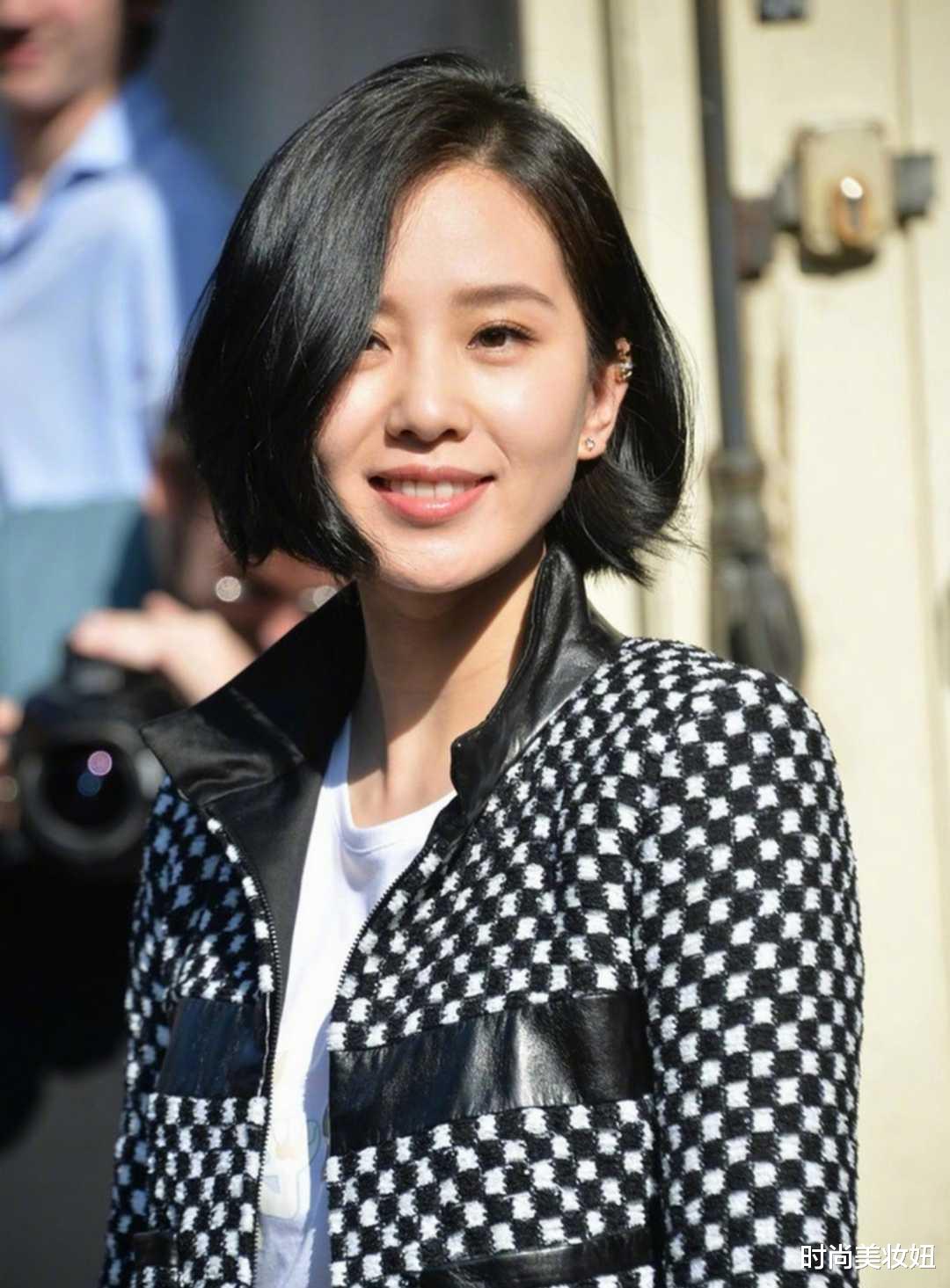 蔡文静|刘诗诗这回美到国外去，穿棋盘格套装配波波头，高级不说还贵气