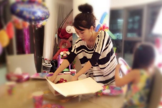 |李念晒出自己住的房子，客厅地面用儿童垫当地毯，一看就是好妈妈