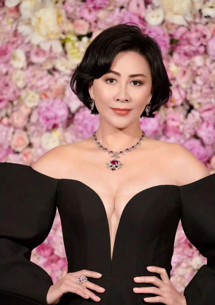 刘嘉玲|56岁刘嘉玲生日美图大秀事业线！魔鬼身材太性感火辣