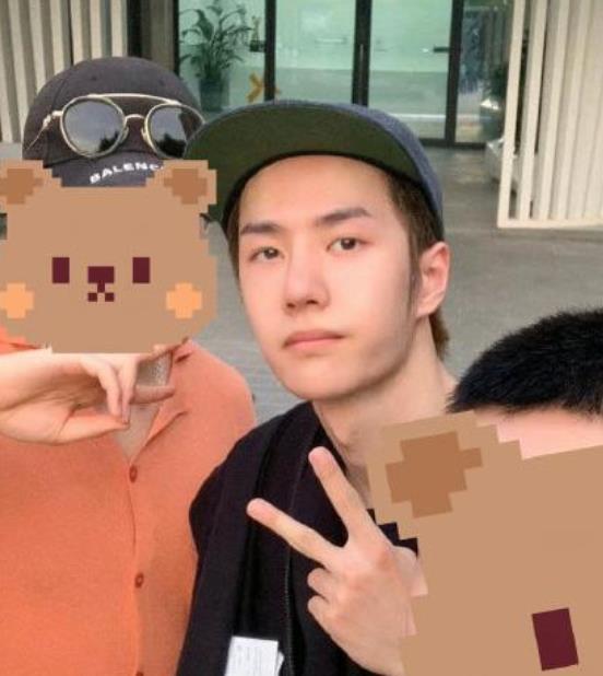 明星素颜|王一博路人镜头下太普通，纯素颜光环全无，被吐槽并不惊艳！