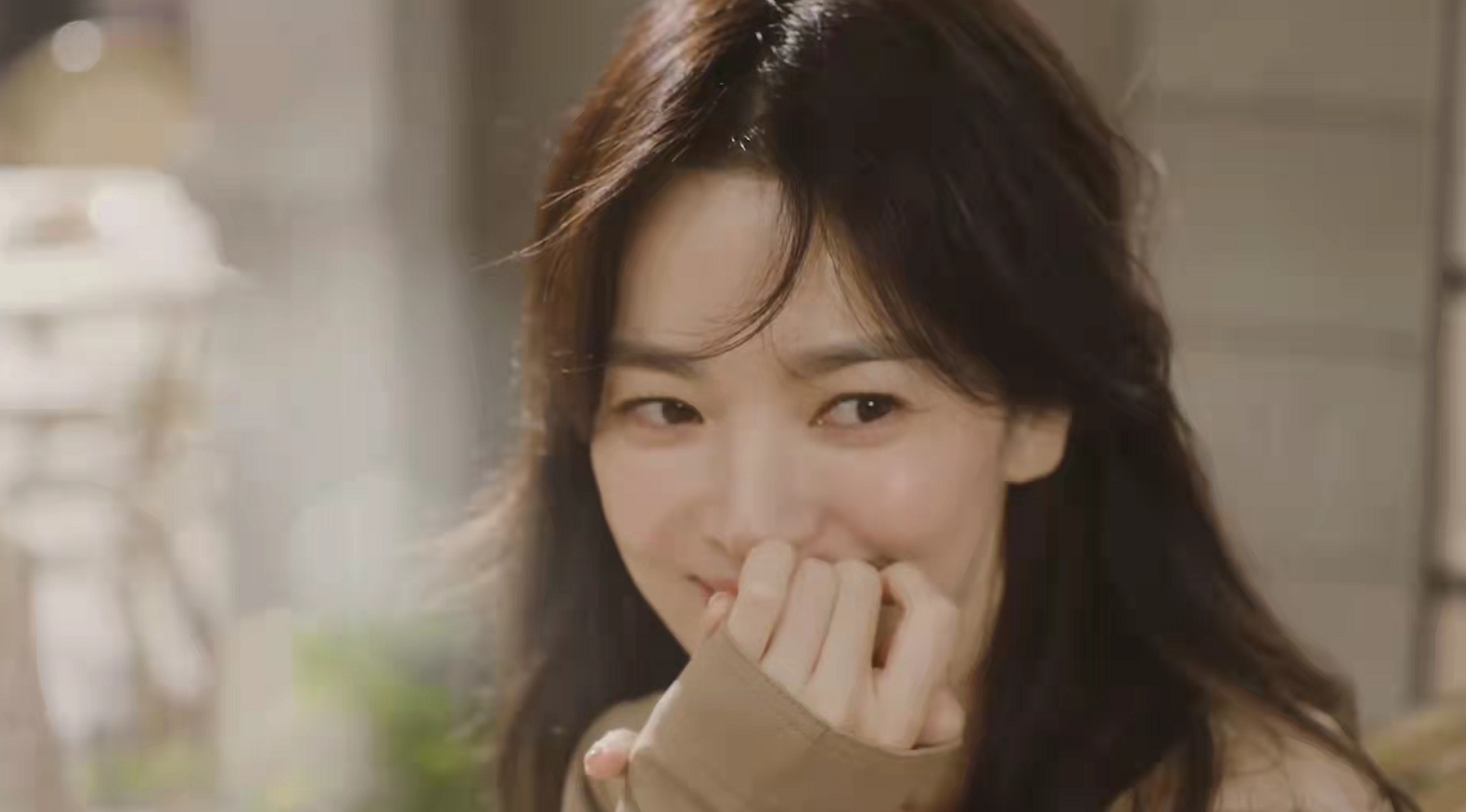 时尚风行派 39岁宋慧乔新广告曝光！光腿穿针织衫秀出模特身材，含情眼超迷人