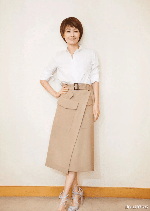 时尚搭配师瓜瓜|?奔四的女人,尽量不要短袖配牛仔裤,学马伊琍这样穿,谁穿谁好看