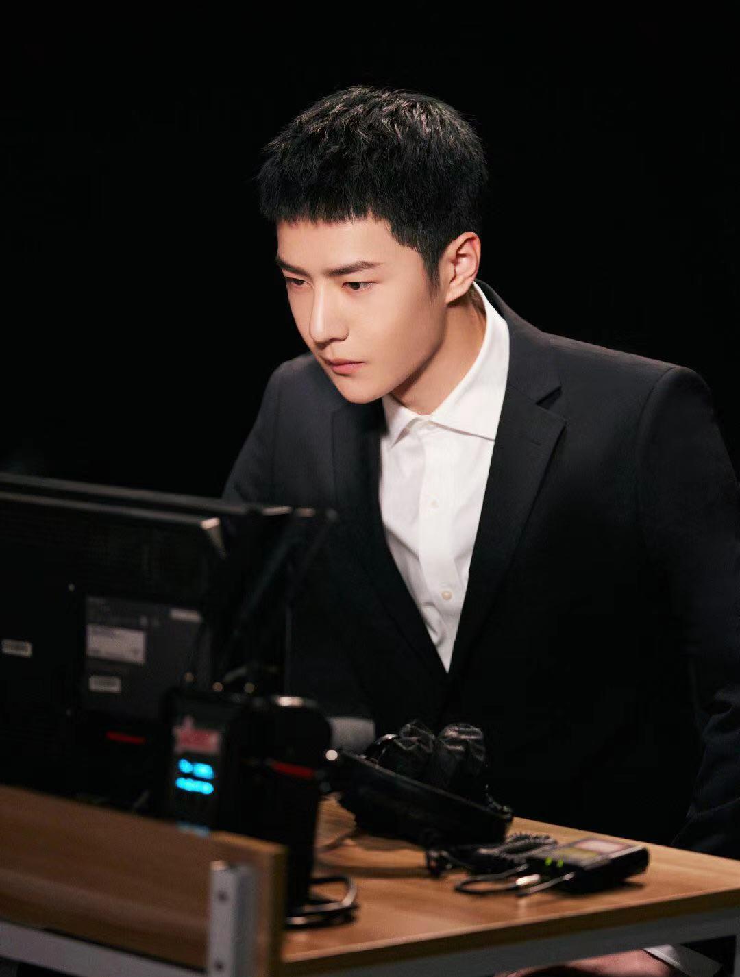 李湘|王一博发型挑战没得怕，长发寸头之间任意切换，太哇塞了