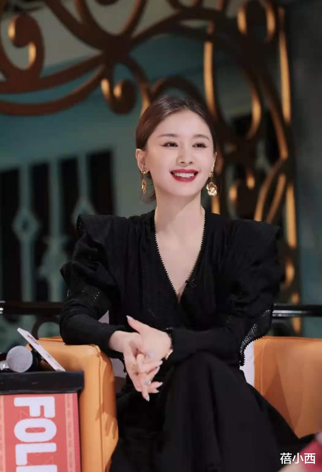 蓓小西 王子文化身为大女人，穿透明上衣配印花半裙，性感撩人又不失气场