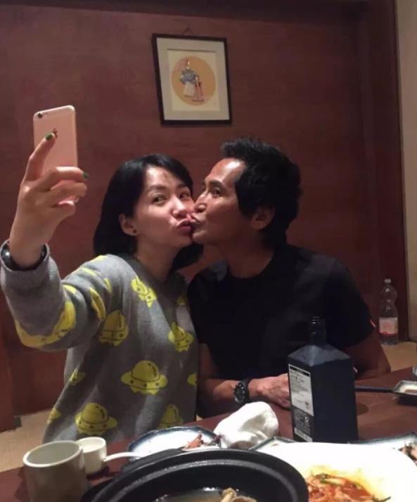 范齐全|齐秦小23岁妻子太有旺夫相，肉肉脸看着就有福气，穿搭时髦又洋气