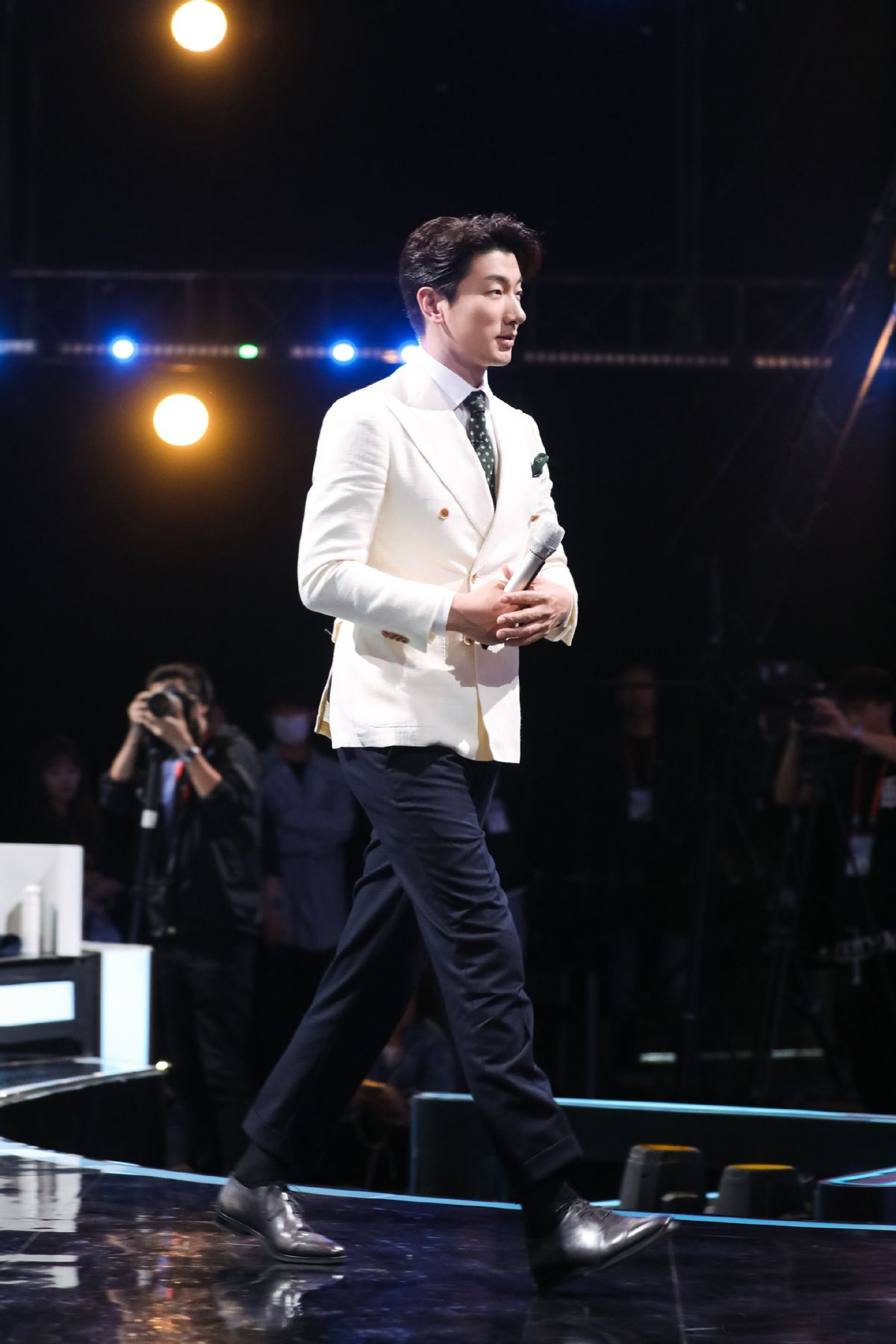 男士穿衣搭配杂志|张亮真是衣架子，上衣“大一号”也不会五五身，超模果然不一样