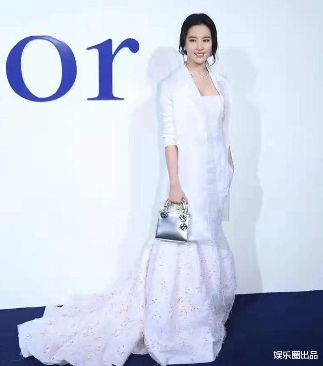 刘亦菲|刘亦菲的活动旧照火了，穿白色连衣裙配西装外套，巨星风采藏不住