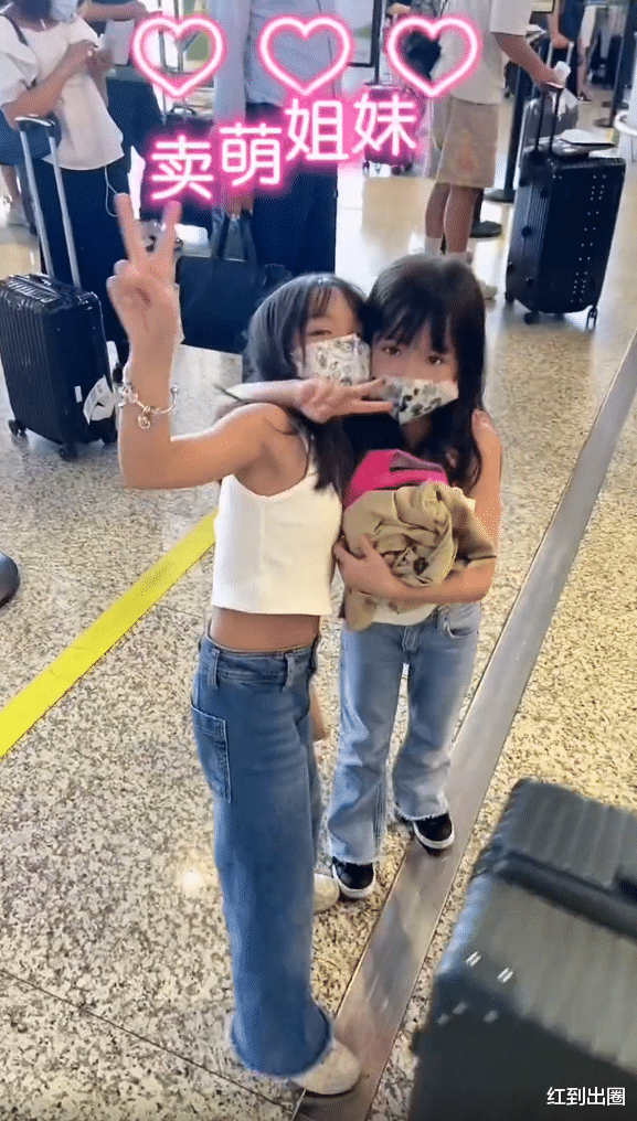 陈浩民|陈浩民一家赴北京看国旗！俩女儿穿露脐装现身，才5岁就有模特范