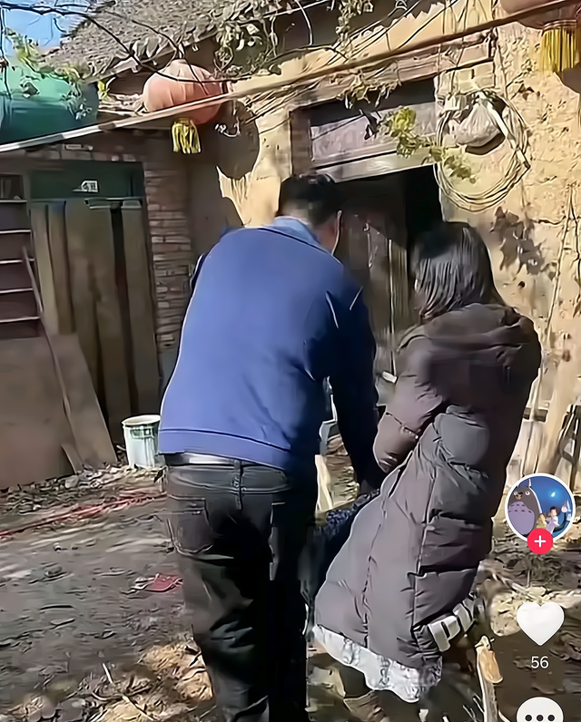 女孩|朱小伟离婚后首露面，春风满面状态好，和同村美女愉快相处