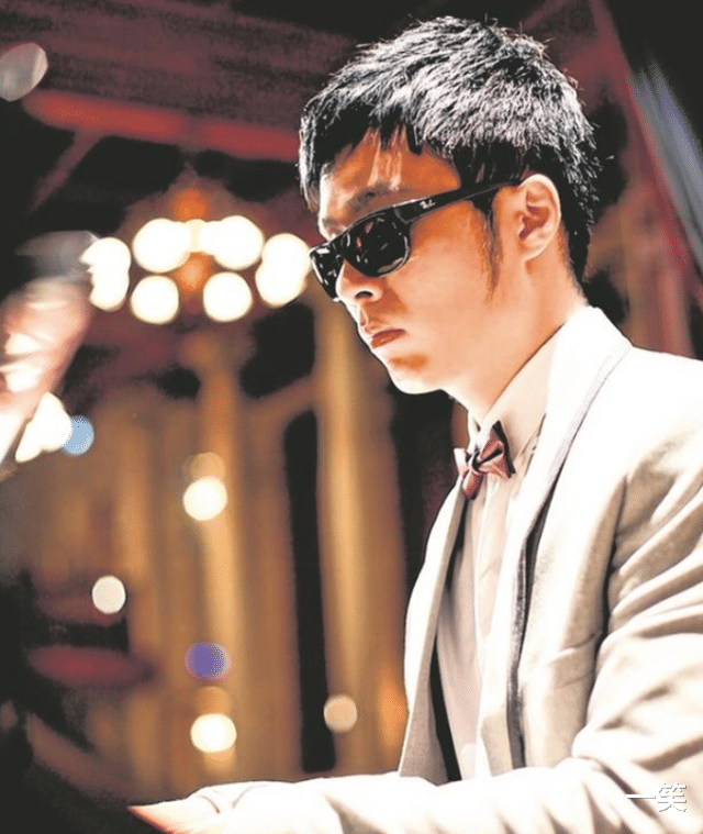 陈伟联|40岁盲人歌手陈伟联结婚，婚纱照曝光，与妻子十指紧扣超幸福