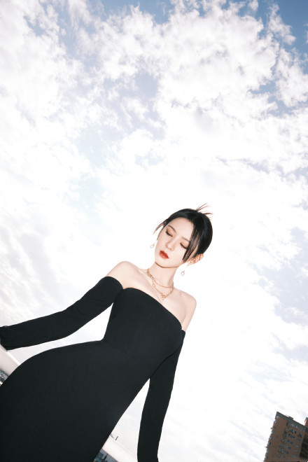 刘诗诗|ELLE风尚大典：刘诗诗粉裙温婉，唐嫣美腿吸睛，关晓彤再惊艳全场