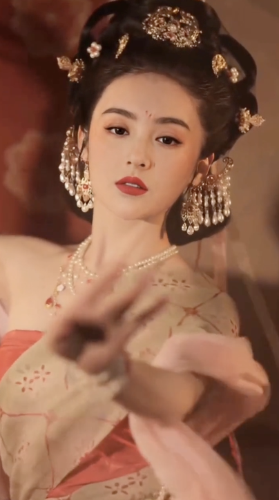 胡可|方媛七夕穿古装韵味足，仿若天外飞仙超惊艳，扮相不逊于明星演员