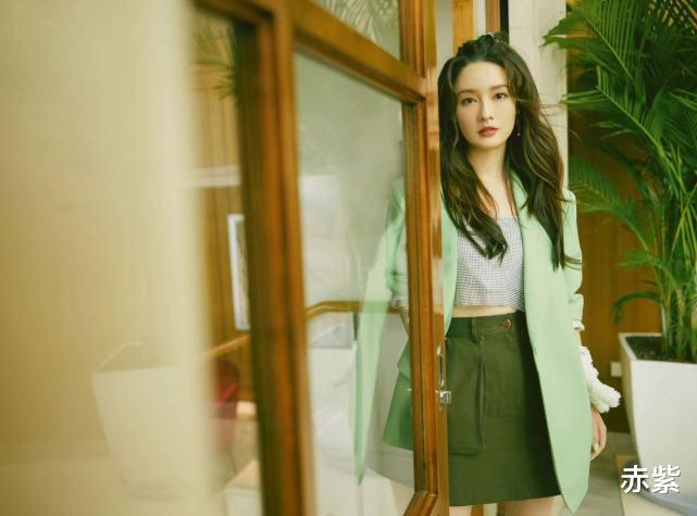 李沁|李沁穿绿色西装+灰色内搭,显瘦又好看,经得住推敲
