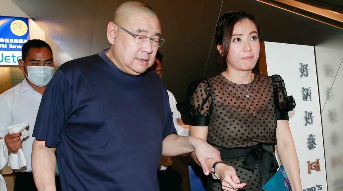 甘比|70岁刘銮雄为20亿项目现身，穿居家服行动缓慢，保镖手挂毛巾开路