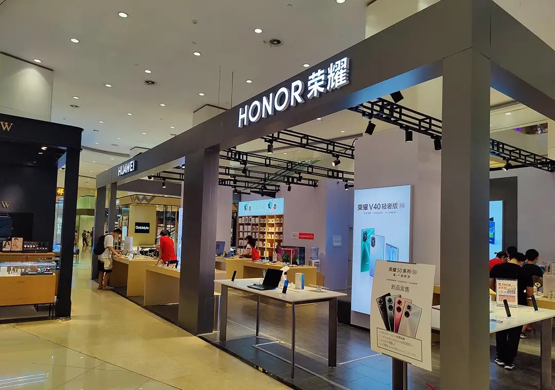 平淡平奇|没想到华为线下店竞争也如此激烈，很多顾客都“跑到”隔壁店了
