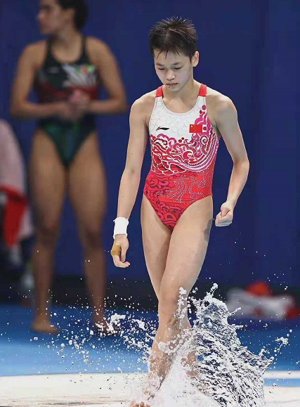 贵圈卦姐|史无前例，14岁全红婵3次满分夺金高出银牌30分！浪花跳水服绝美