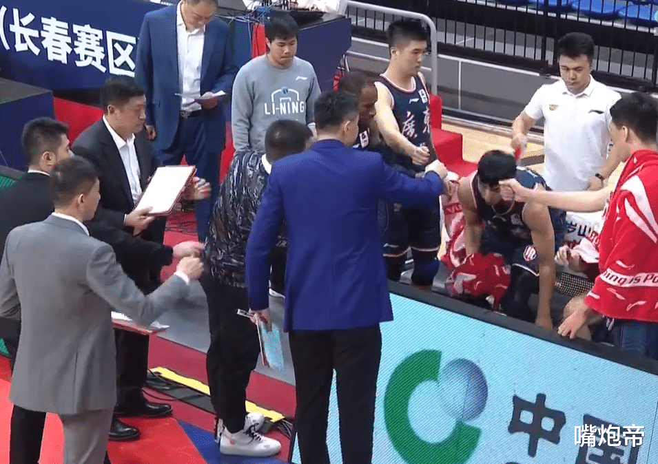 广东男篮|三分10中0！郭艾伦首节进球数超广东4大国手，生断徐杰打爆胡明轩