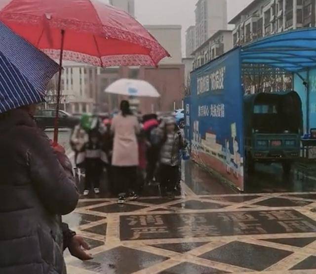 舜网 安徽一学校不让家长送雨具，老师打伞让孩子用书包挡雨，网友力挺学校的做法