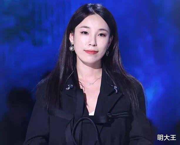 张靓颖|中国好声音五强之争，专业评审偏爱王靖雯、打压贺三，李克勤黑脸