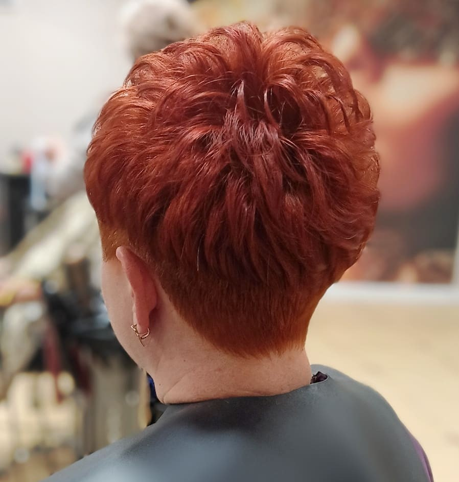 发型 为什么有些老年人喜欢染红发烫小卷？难道白发不香吗？你怎么看？