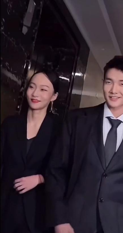 豪门|网红贝勒爷脱离“邋遢”人设，改变风格出镜，宛如豪门千金归来！