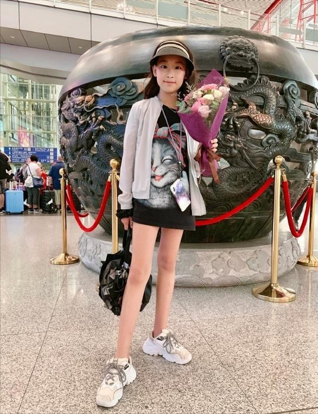 Lady变美日记|赵文卓大女儿穿短裤秀“筷子腿”，个头也高，14岁就快追上爸爸了