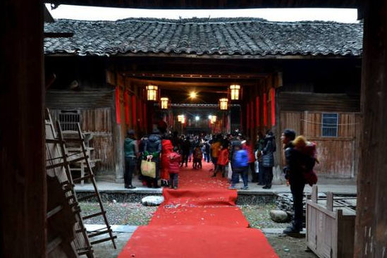 东北姑娘无条件嫁给四川帅小伙,其姑父主动给女孩买房和8万8彩礼:不能辜负