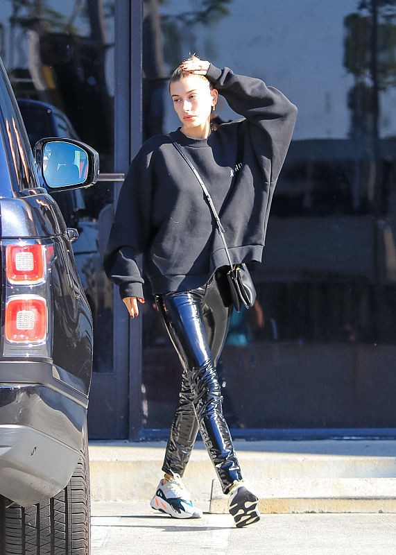 BiuVogue 海莉和比伯私服很日常，冬季上衣不显笨重，配色也十分大胆