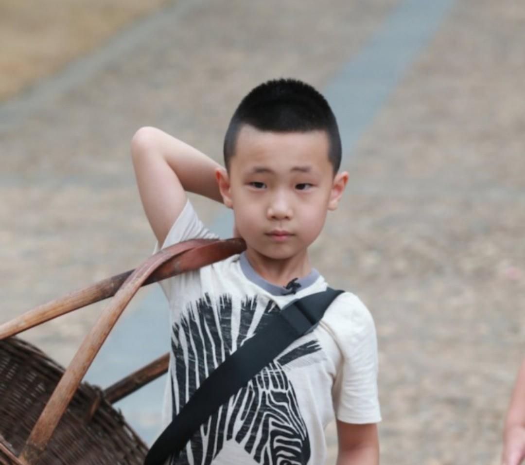 林永健|林永健儿子登台演奏钢琴，一身西装优雅亮相，9岁就拿下国际大奖