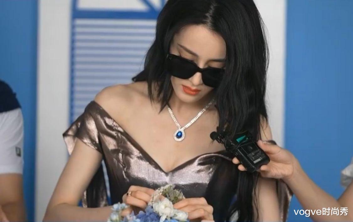 vogve时尚秀|迪丽热巴出席直播间形象大变，穿礼裙，戴墨镜，看到生图令人心动