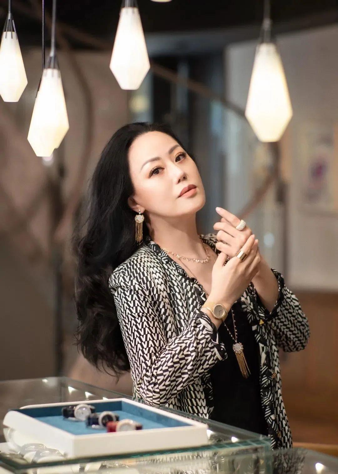 章小蕙|章小蕙身材才有女人味，白衬衫配泼墨裙，同框“校花”曾黎更贵气