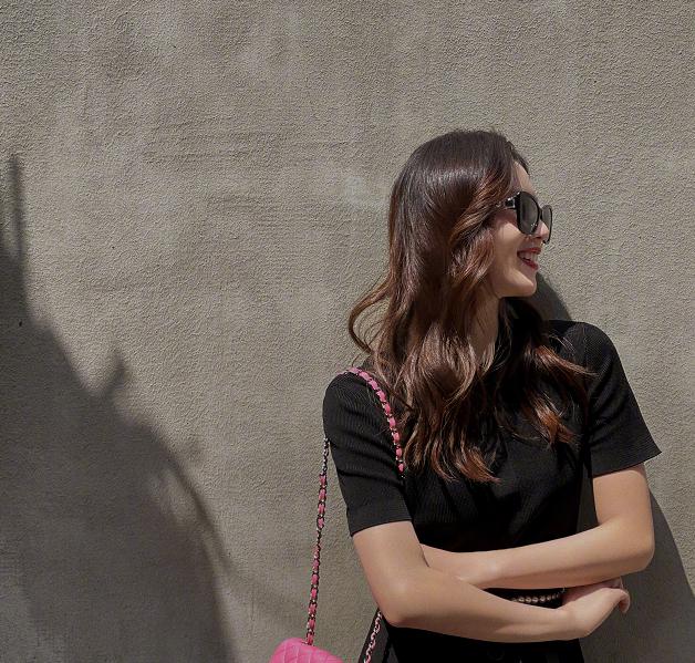 刘诗诗|刘诗诗穿短裙摆拍，交叉腿坐姿太优雅，小腿比例让人羡慕不已