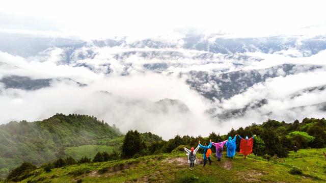 牛背山 川西又新出一观景平台，不逊色于牛背山，烤鸡、腊肉味道更是一绝