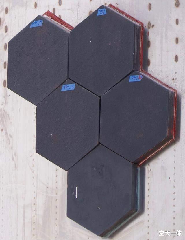 伊隆·马斯克 星舰黑化，不锈钢火箭身穿铠甲，打“发泡胶”贴隔热瓦，靠谱吗？