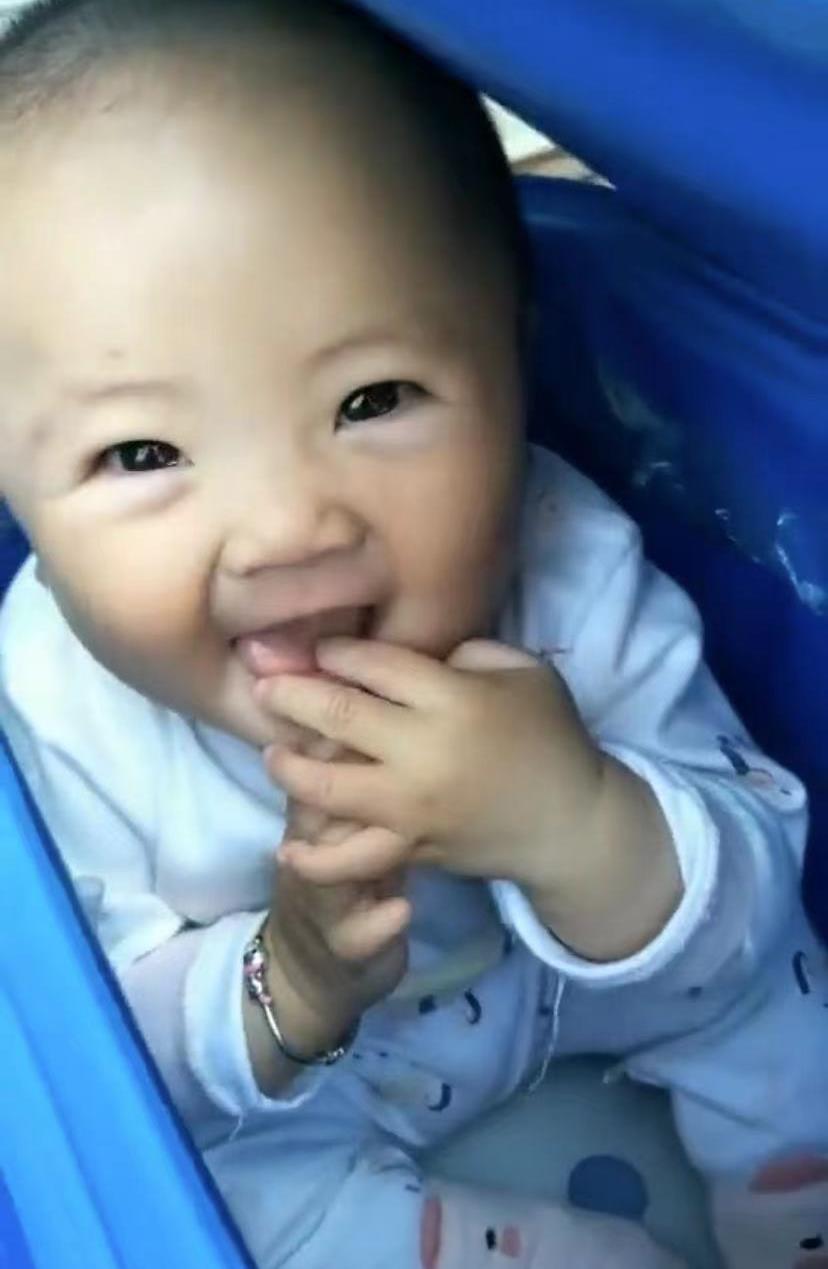 正午阳光|6个月跟父亲送外卖，一张笑脸治愈无数父母，如今孩子过得如何？