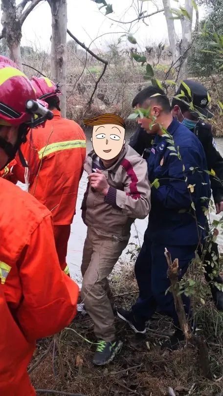 |大写的尴尬!一大伯钓鱼,却把自己卡在了树上