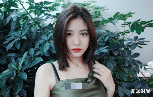 新咖时尚|汪峰大女儿颜值“逆袭”，穿小吊带留披肩发，“女团气质”满分！